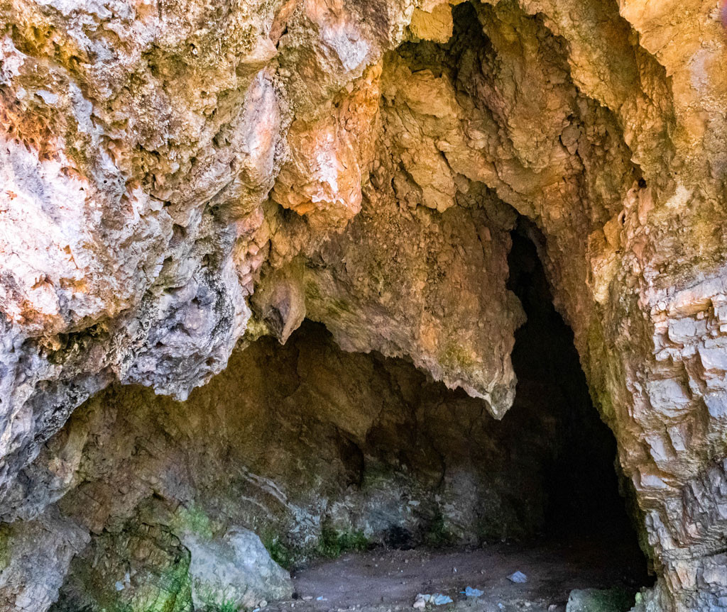 Shpella e Spillesë është më e madhja nga një seri shpellash dhe kjo e justifikon shkëlqyeshëm emrin e gjirit me të njëjtin emër…